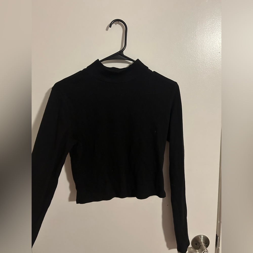 Black. Size large, long sleeve crop top.